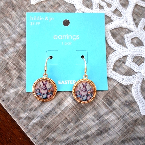 💥SALE💥Hildie & Jo, NWT, Bunny Scene Gold Dangle Earrings - Picture 3 of 3